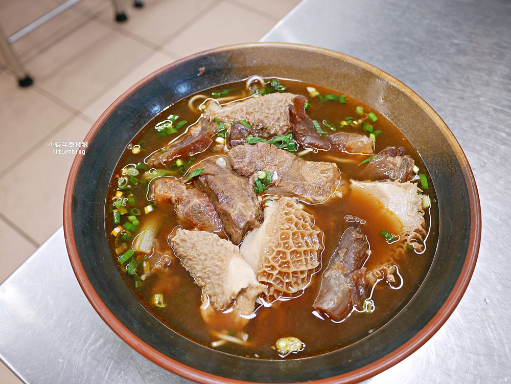「粟家牛肉麵總店」在地近40年重新裝潢，北投必吃三大牛肉麵店之一