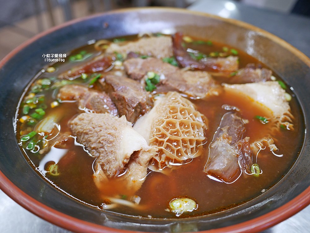 「粟家牛肉麵總店」在地近40年重新裝潢，北投必吃三大牛肉麵店之一