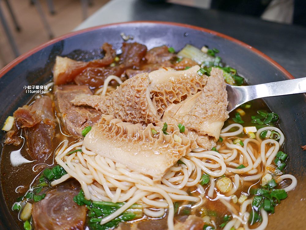 「粟家牛肉麵總店」在地近40年重新裝潢，北投必吃三大牛肉麵店之一