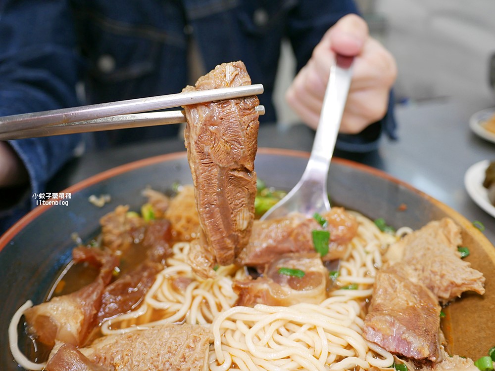 「粟家牛肉麵總店」在地近40年重新裝潢，北投必吃三大牛肉麵店之一