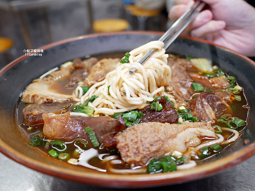 「粟家牛肉麵總店」在地近40年重新裝潢，北投必吃三大牛肉麵店之一