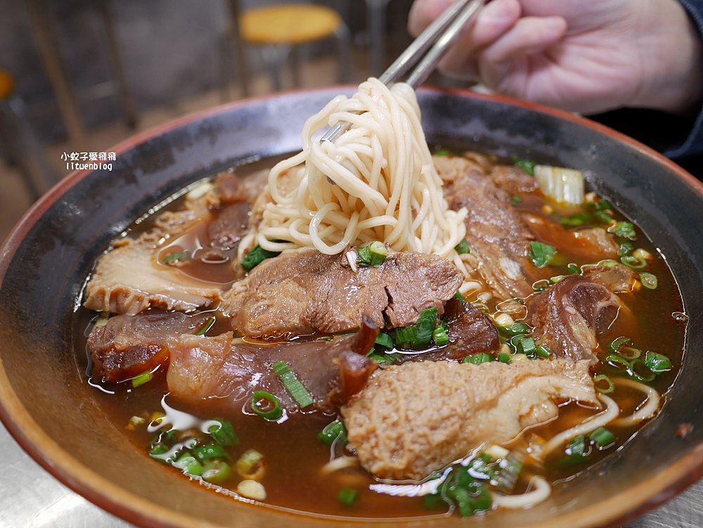 「粟家牛肉麵總店」在地近40年重新裝潢，北投必吃三大牛肉麵店之一