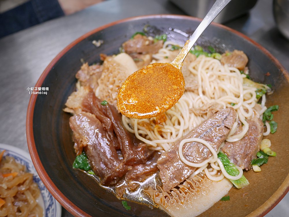 「粟家牛肉麵總店」在地近40年重新裝潢，北投必吃三大牛肉麵店之一