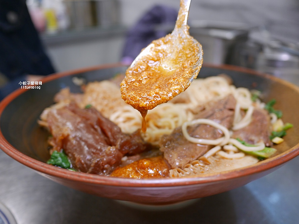 「粟家牛肉麵總店」在地近40年重新裝潢，北投必吃三大牛肉麵店之一