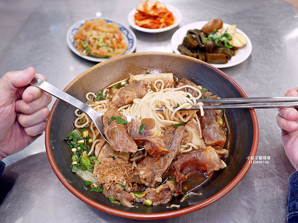 「粟家牛肉麵總店」在地近40年重新裝潢，北投必吃三大牛肉麵店之一