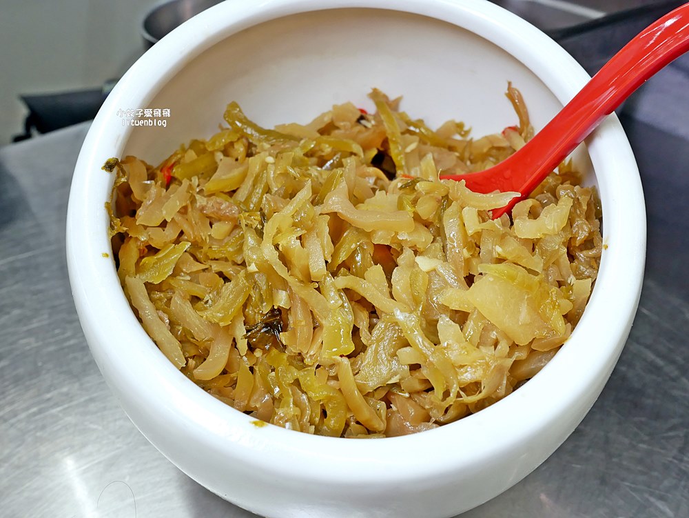 「粟家牛肉麵總店」在地近40年重新裝潢，北投必吃三大牛肉麵店之一