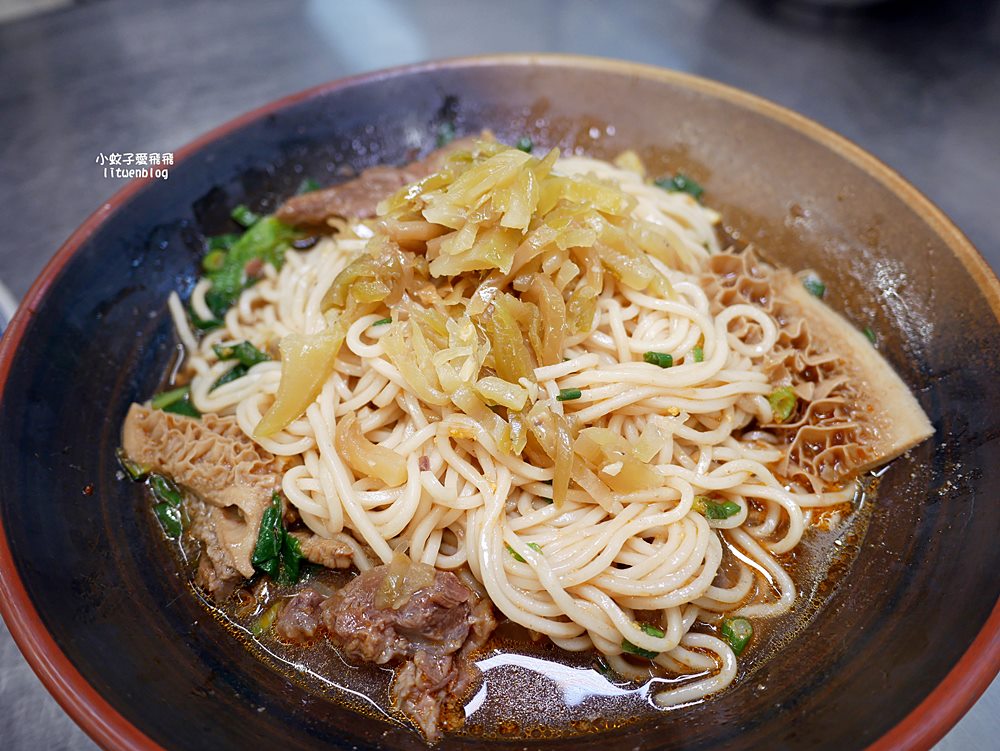「粟家牛肉麵總店」在地近40年重新裝潢，北投必吃三大牛肉麵店之一