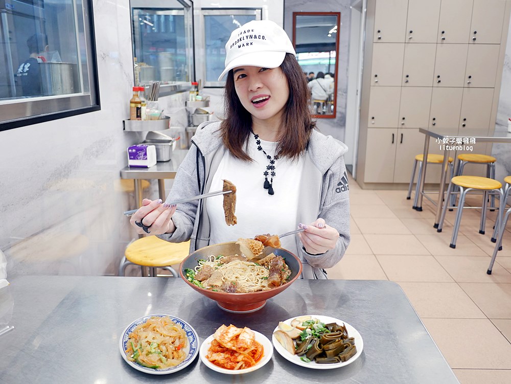 「粟家牛肉麵總店」在地近40年重新裝潢，北投必吃三大牛肉麵店之一