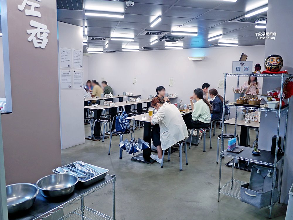 西門站「左香串燒」近捷運站座位多乾淨，內用無限時無服務費