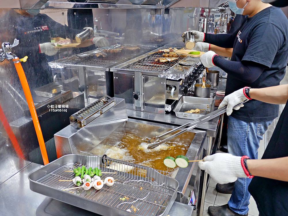西門站「左香串燒」近捷運站座位多乾淨，內用無限時無服務費