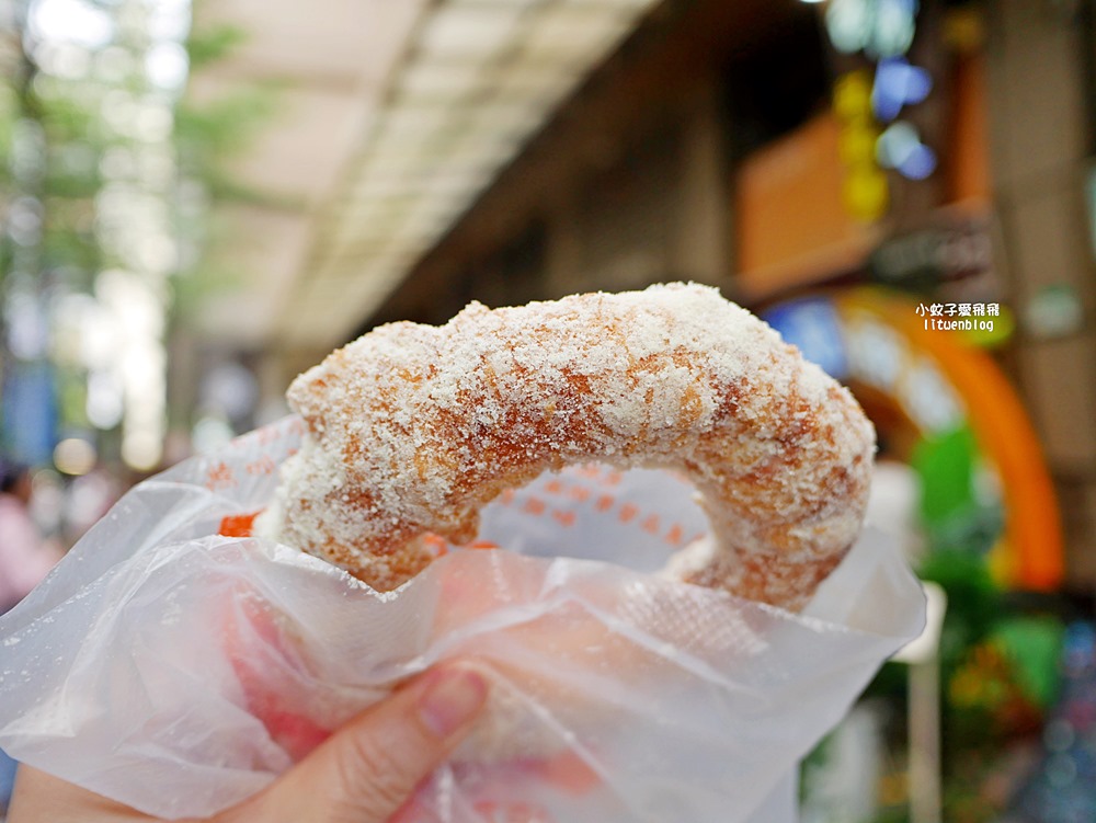 雙城街夜市美食「台灣人ㄟ脆皮鮮奶甜甜圈晴光店」超人氣台式甜甜圈冷掉一樣好吃