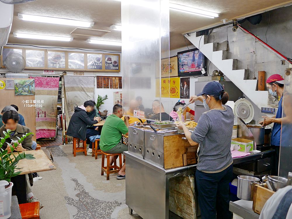 石牌美食「滷三塊五花肉飯」鹹香迷人的五花肉，北投宵夜越晚人越多