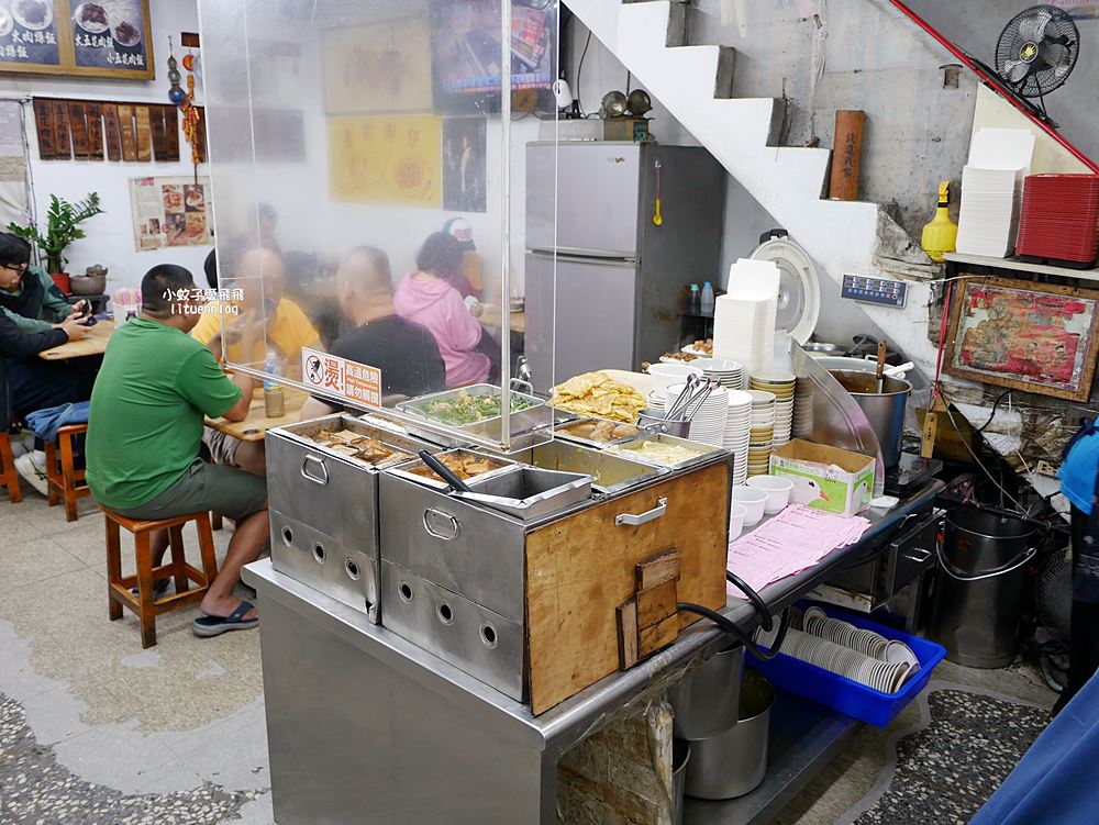 石牌美食「滷三塊五花肉飯」鹹香迷人的五花肉，北投宵夜越晚人越多