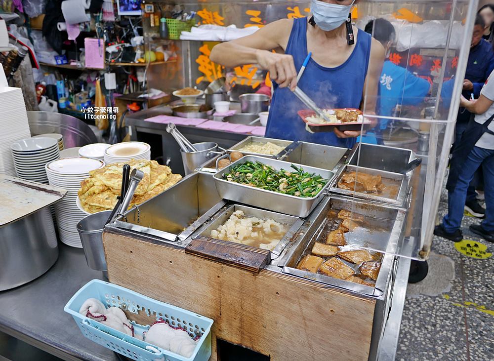 石牌美食「滷三塊五花肉飯」鹹香迷人的五花肉，北投宵夜越晚人越多