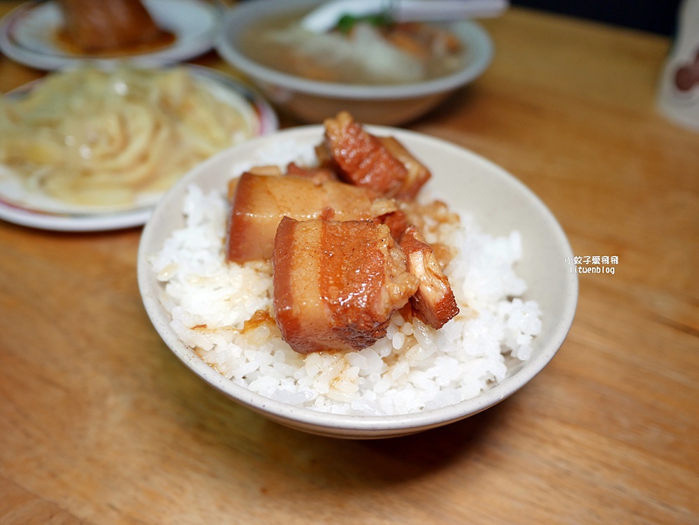 石牌美食「滷三塊五花肉飯」鹹香迷人的五花肉，北投宵夜越晚人越多