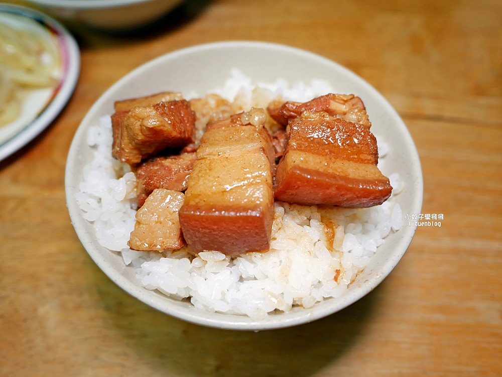 石牌美食「滷三塊五花肉飯」鹹香迷人的五花肉，北投宵夜越晚人越多