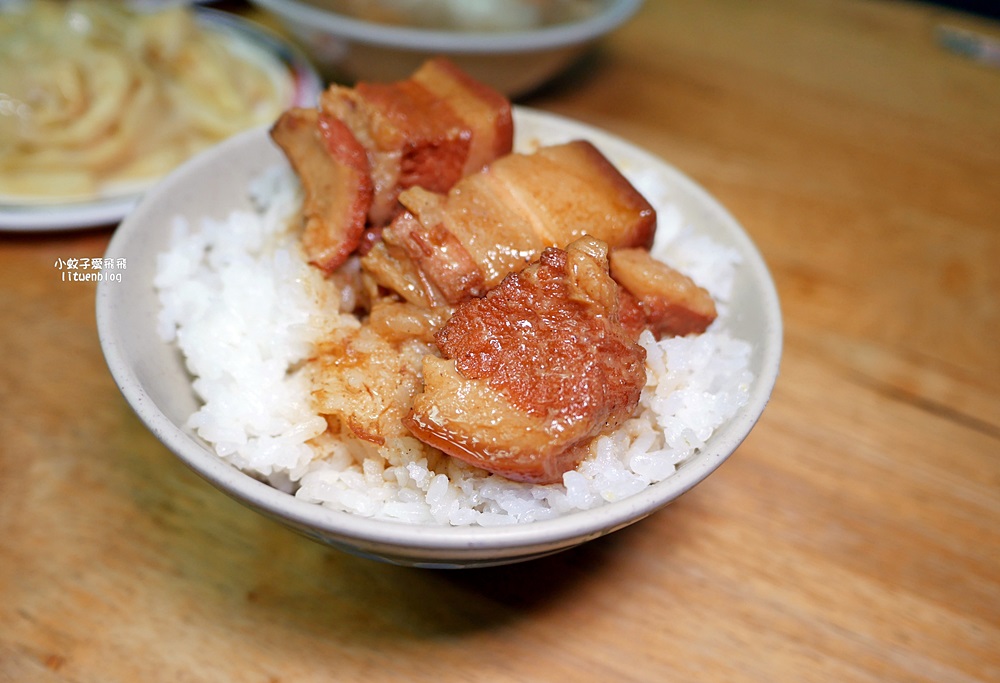 石牌美食「滷三塊五花肉飯」鹹香迷人的五花肉，北投宵夜越晚人越多