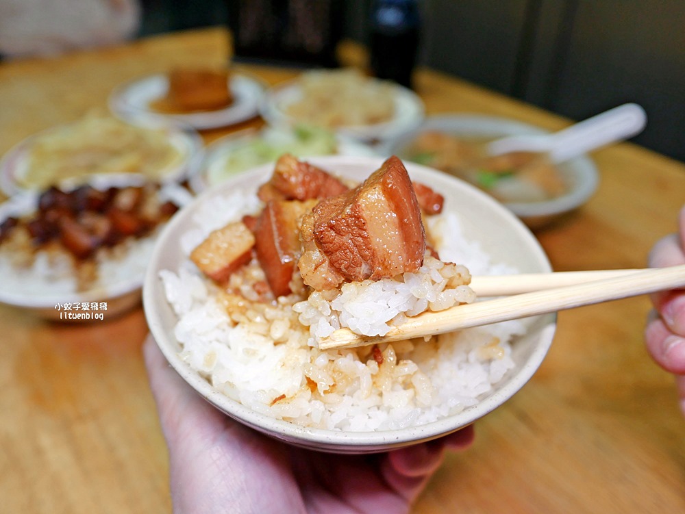 石牌美食「滷三塊五花肉飯」鹹香迷人的五花肉，北投宵夜越晚人越多