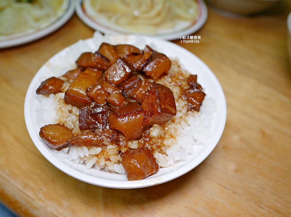 石牌美食「滷三塊五花肉飯」鹹香迷人的五花肉，北投宵夜越晚人越多