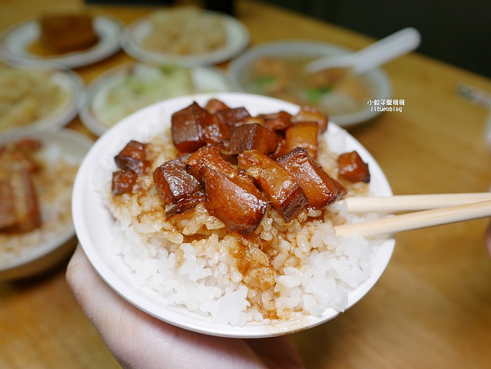 石牌美食「滷三塊五花肉飯」鹹香迷人的五花肉，北投宵夜越晚人越多