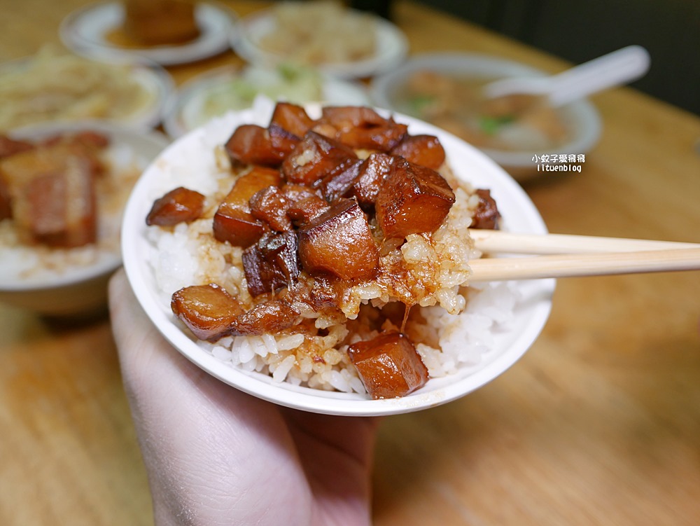 石牌美食「滷三塊五花肉飯」鹹香迷人的五花肉，北投宵夜越晚人越多