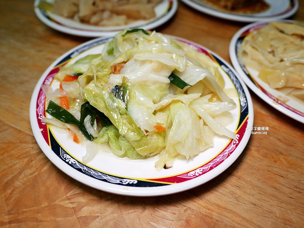 石牌美食「滷三塊五花肉飯」鹹香迷人的五花肉，北投宵夜越晚人越多