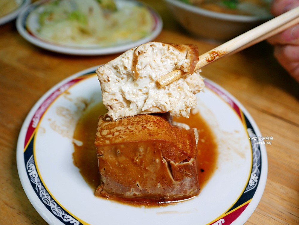 石牌美食「滷三塊五花肉飯」鹹香迷人的五花肉，北投宵夜越晚人越多