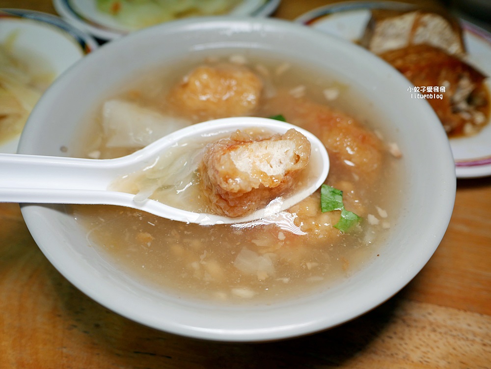 石牌美食「滷三塊五花肉飯」鹹香迷人的五花肉，北投宵夜越晚人越多
