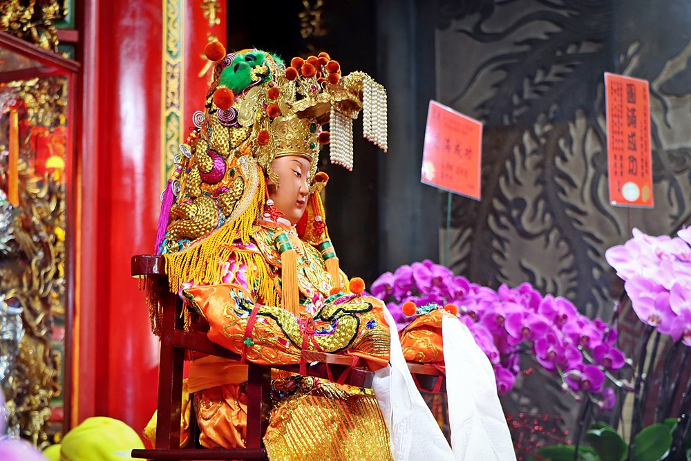 苗栗景點「白沙屯拱天宮」最有個性的媽祖，粉紅超跑的魅力與在地美食小吃