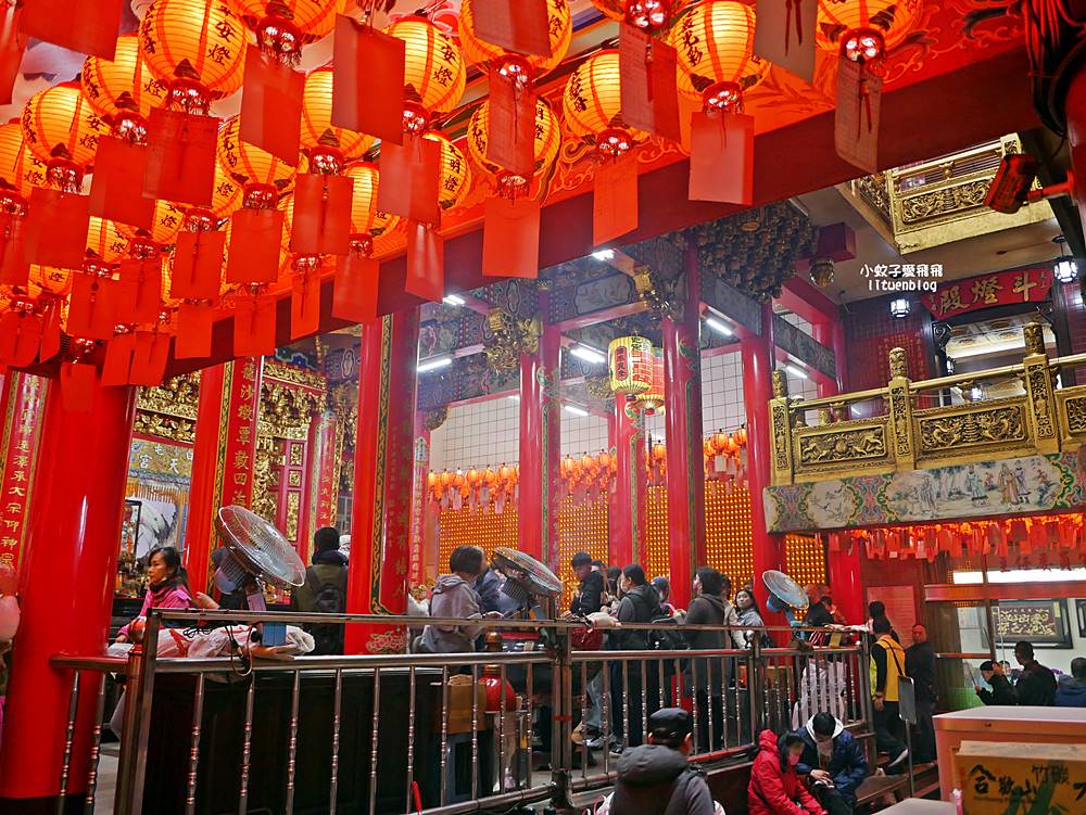 苗栗景點「白沙屯拱天宮」最有個性的媽祖，粉紅超跑的魅力與在地美食小吃