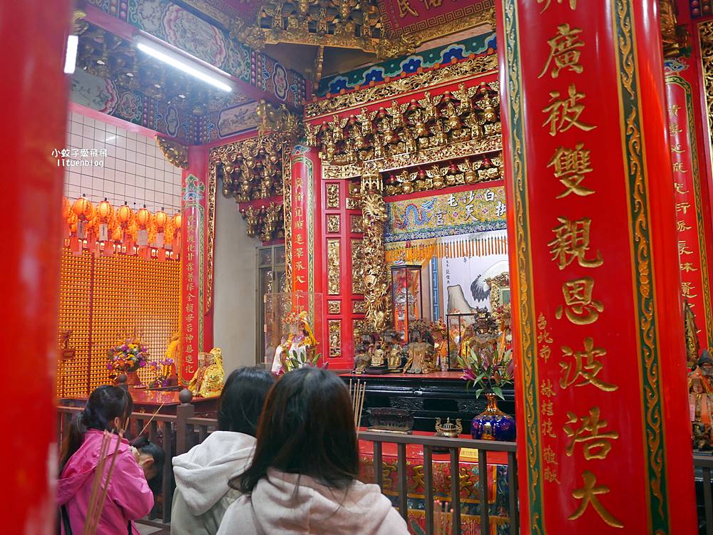 苗栗景點「白沙屯拱天宮」最有個性的媽祖，粉紅超跑的魅力與在地美食小吃