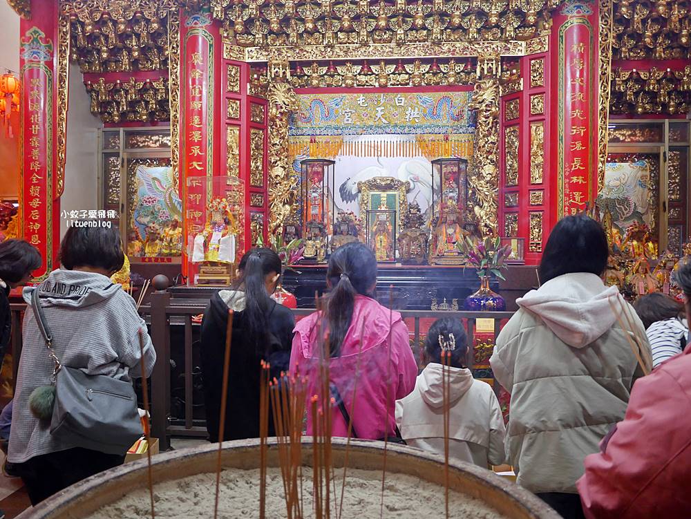 苗栗景點「白沙屯拱天宮」最有個性的媽祖，粉紅超跑的魅力與在地美食小吃