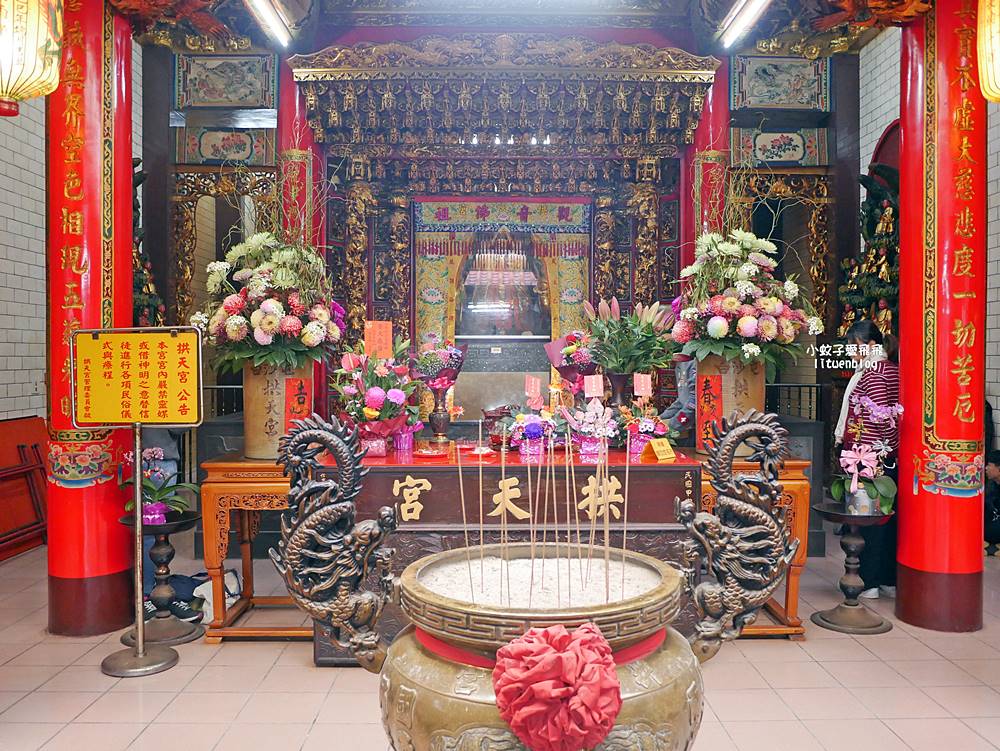 苗栗景點「白沙屯拱天宮」最有個性的媽祖，粉紅超跑的魅力與在地美食小吃