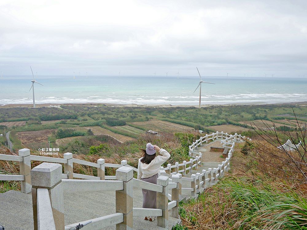 苗栗景點「後龍好望角風景區」海岸線、風力發電機、火車鐵道超遼闊無敵大景