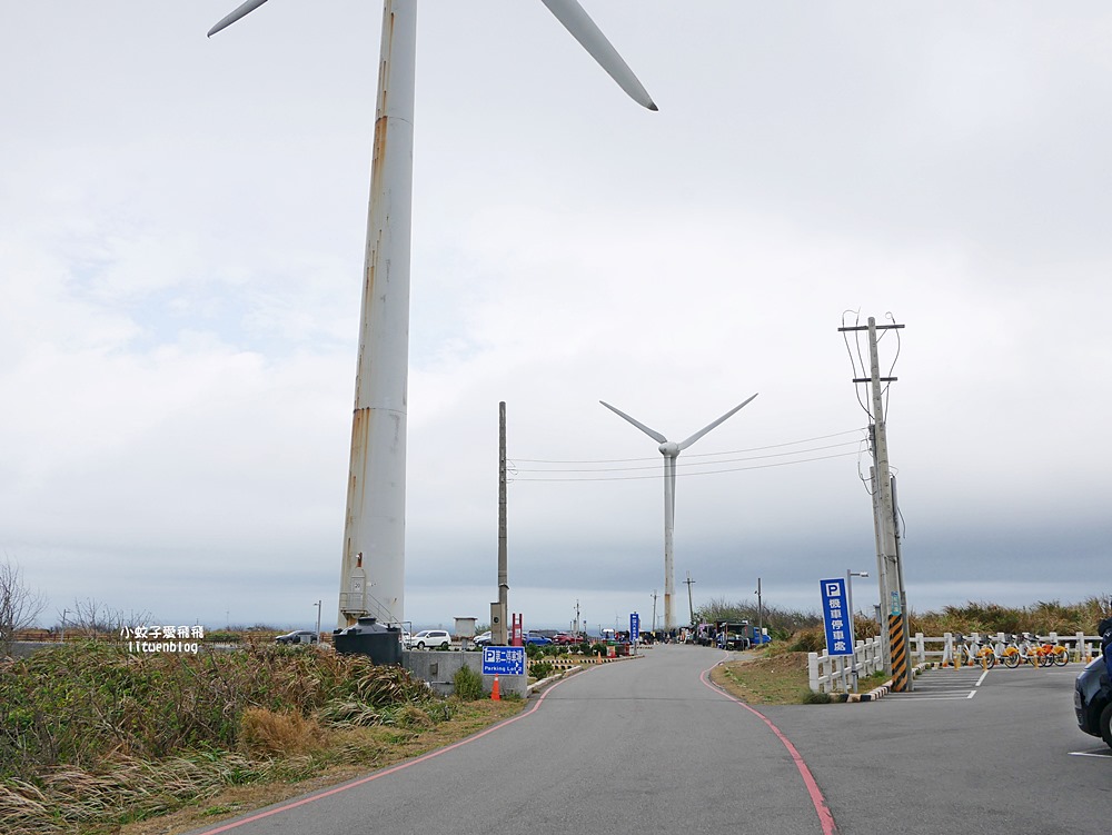苗栗景點「後龍好望角風景區」海岸線、風力發電機、火車鐵道超遼闊無敵大景
