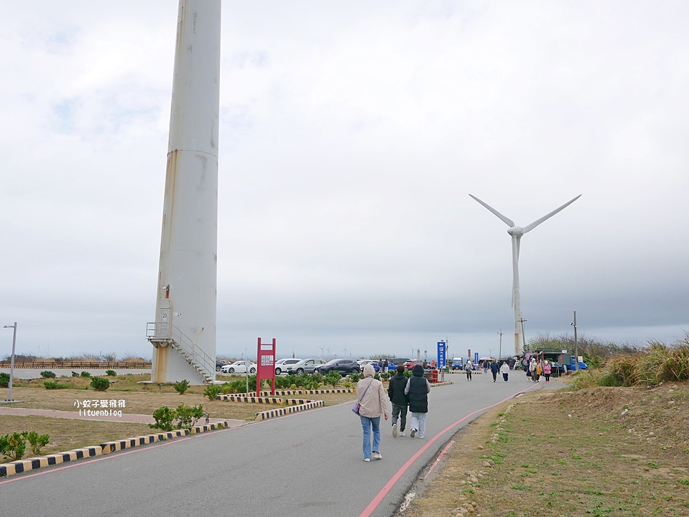 苗栗景點「後龍好望角風景區」海岸線、風力發電機、火車鐵道超遼闊無敵大景