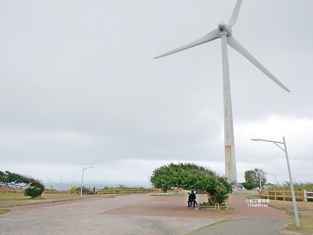 苗栗景點「後龍好望角風景區」海岸線、風力發電機、火車鐵道超遼闊無敵大景