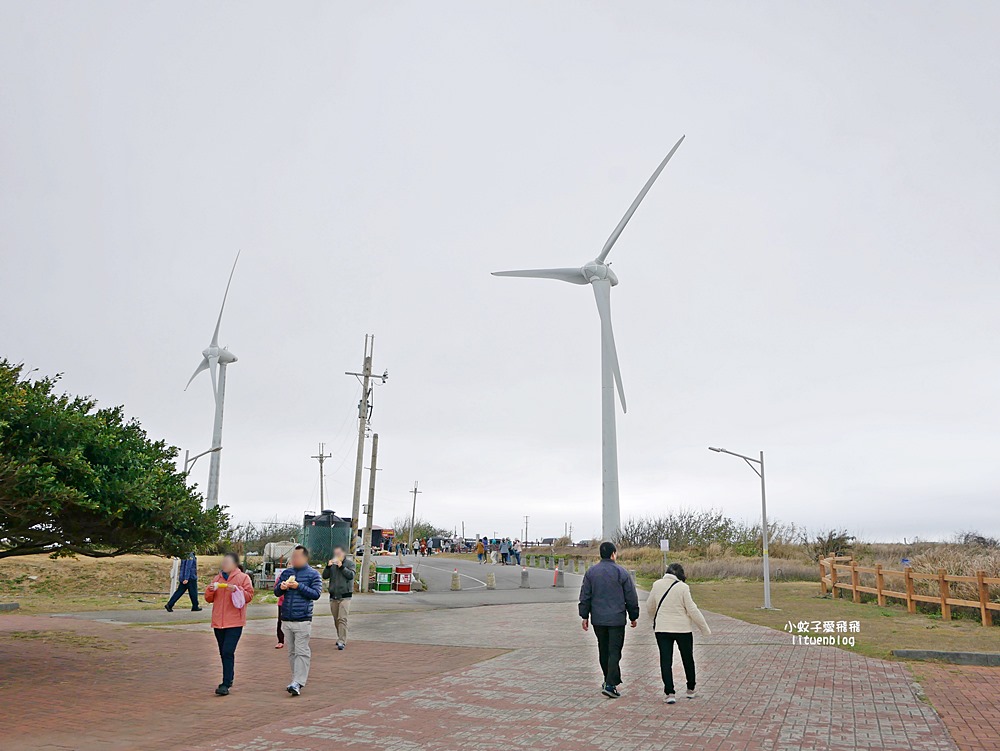 苗栗景點「後龍好望角風景區」海岸線、風力發電機、火車鐵道超遼闊無敵大景