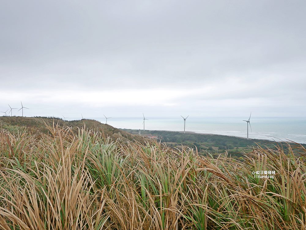 苗栗景點「後龍好望角風景區」海岸線、風力發電機、火車鐵道超遼闊無敵大景