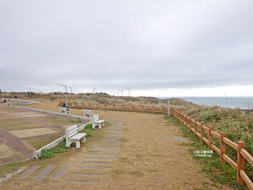 苗栗景點「後龍好望角風景區」海岸線、風力發電機、火車鐵道超遼闊無敵大景