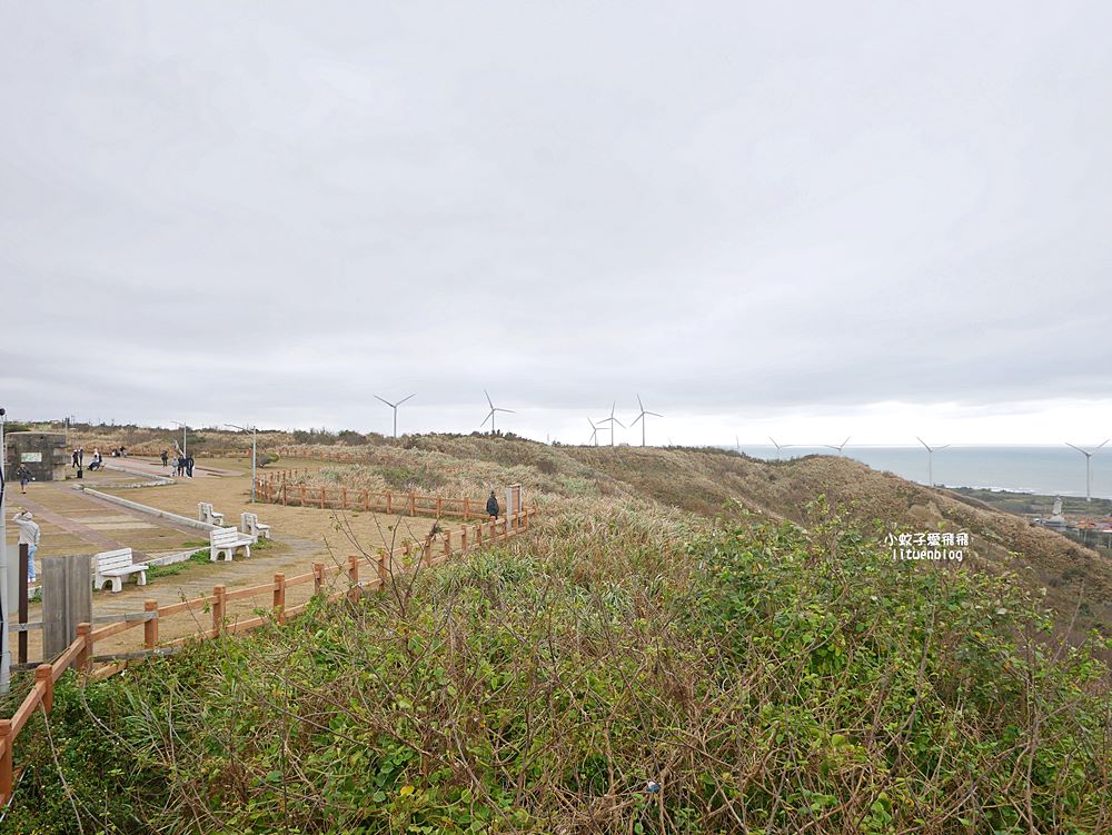 苗栗景點「後龍好望角風景區」海岸線、風力發電機、火車鐵道超遼闊無敵大景