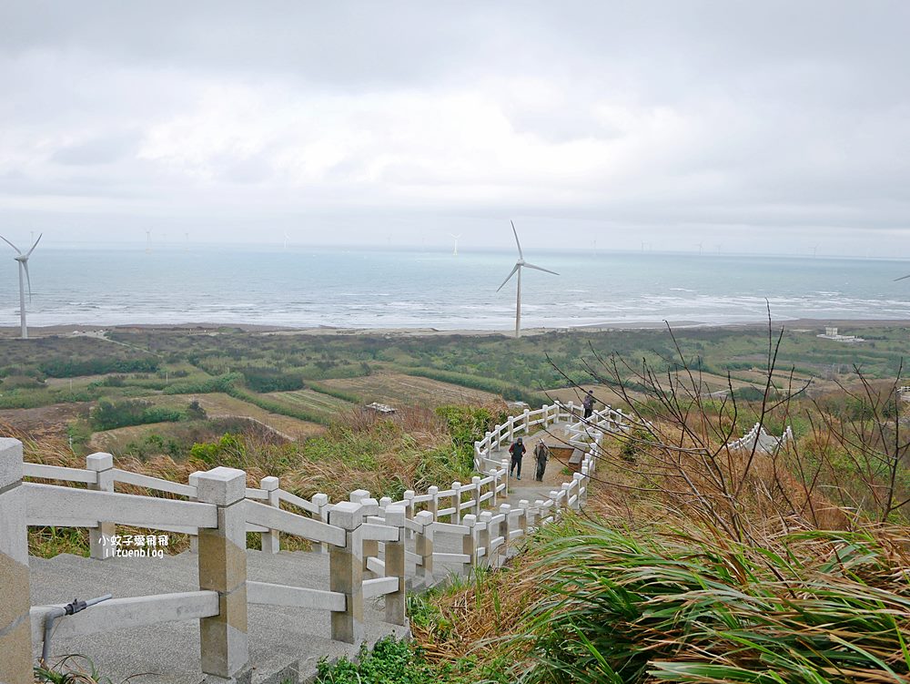 苗栗景點「後龍好望角風景區」海岸線、風力發電機、火車鐵道超遼闊無敵大景