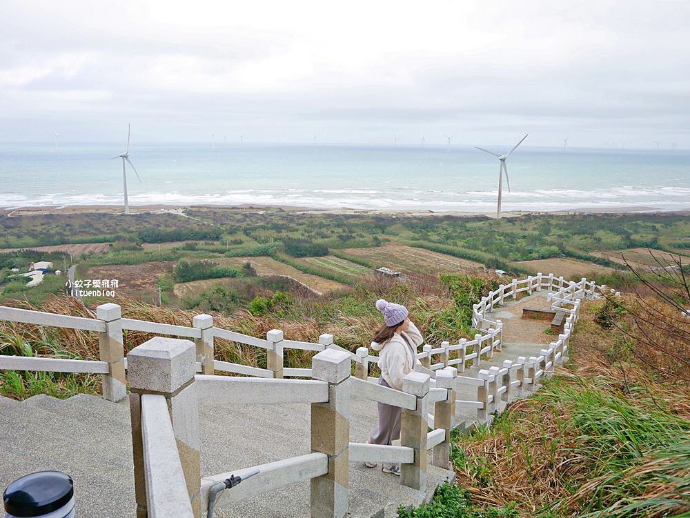 苗栗景點「後龍好望角風景區」海岸線、風力發電機、火車鐵道超遼闊無敵大景