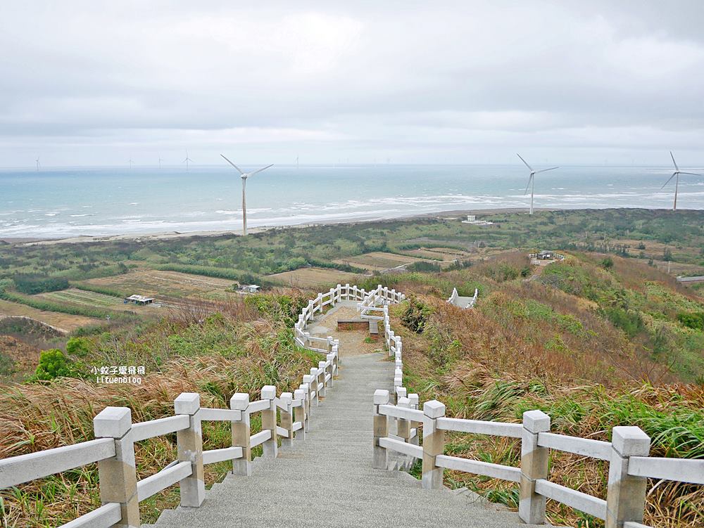 苗栗景點「後龍好望角風景區」海岸線、風力發電機、火車鐵道超遼闊無敵大景
