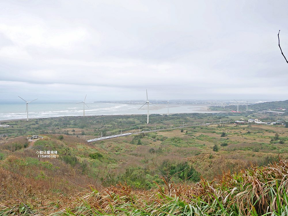 苗栗景點「後龍好望角風景區」海岸線、風力發電機、火車鐵道超遼闊無敵大景