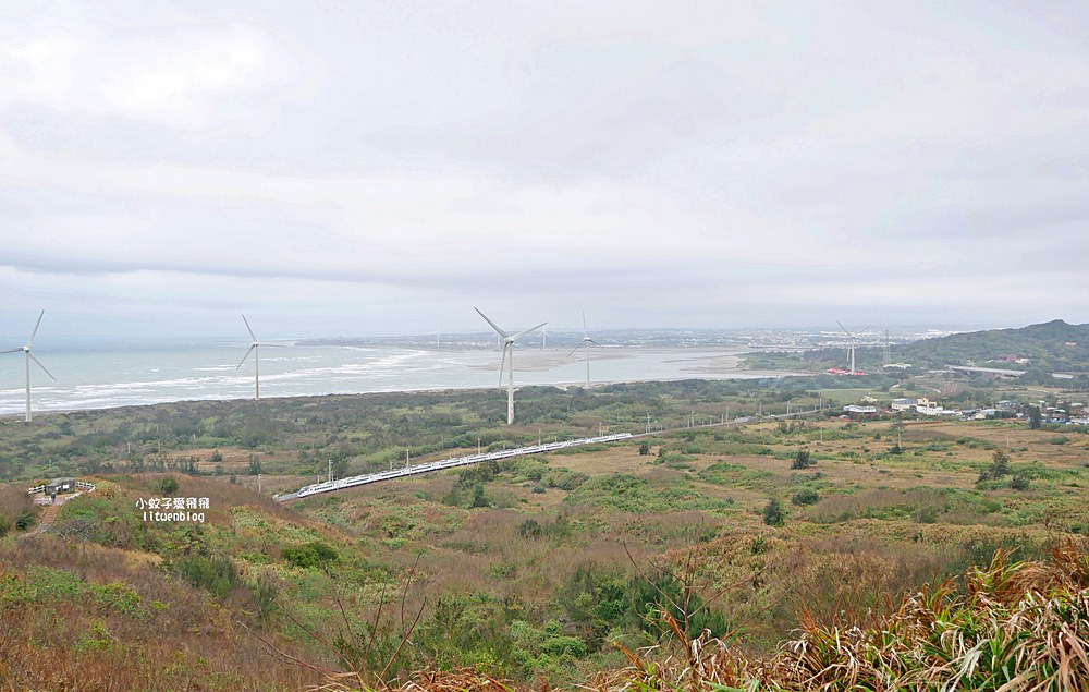 苗栗景點「後龍好望角風景區」海岸線、風力發電機、火車鐵道超遼闊無敵大景