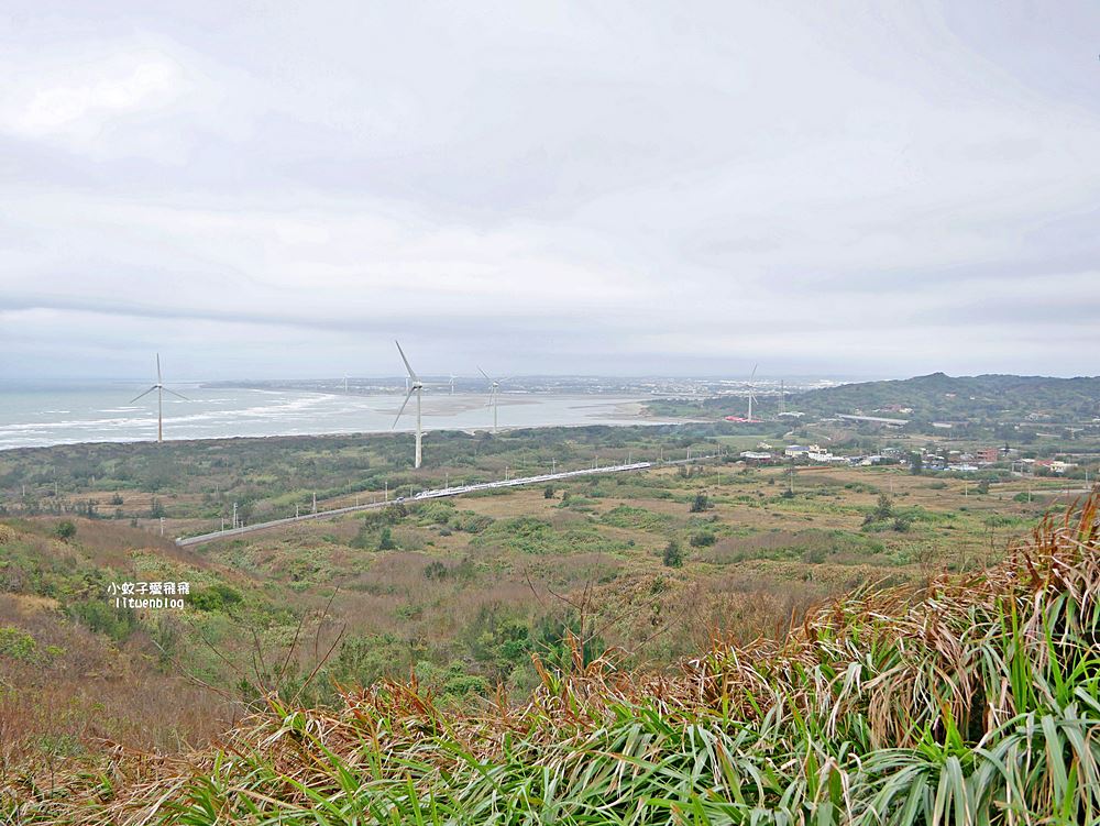 苗栗景點「後龍好望角風景區」海岸線、風力發電機、火車鐵道超遼闊無敵大景
