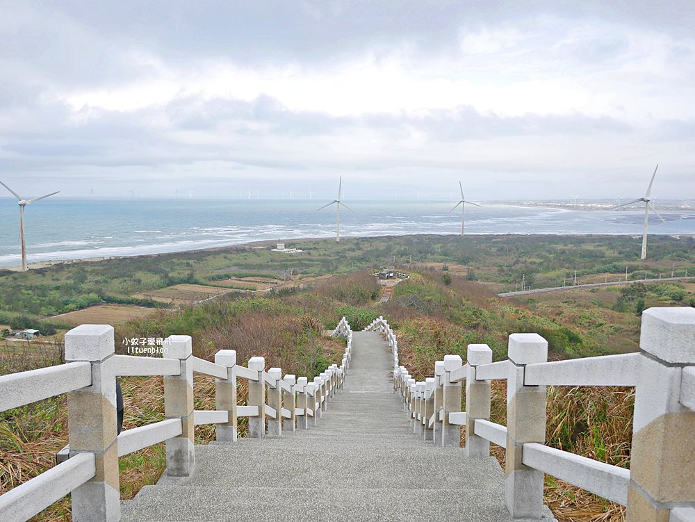 苗栗景點「後龍好望角風景區」海岸線、風力發電機、火車鐵道超遼闊無敵大景