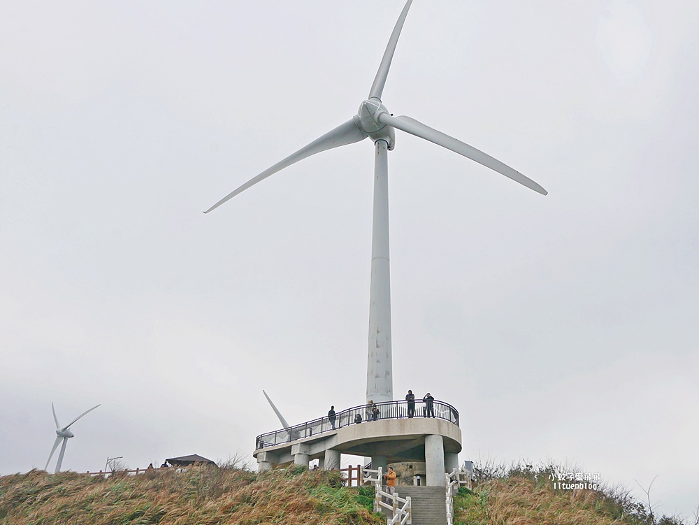 苗栗景點「後龍好望角風景區」海岸線、風力發電機、火車鐵道超遼闊無敵大景