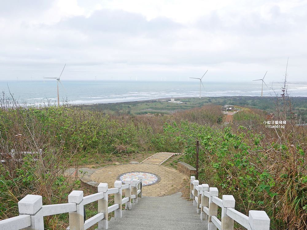苗栗景點「後龍好望角風景區」海岸線、風力發電機、火車鐵道超遼闊無敵大景